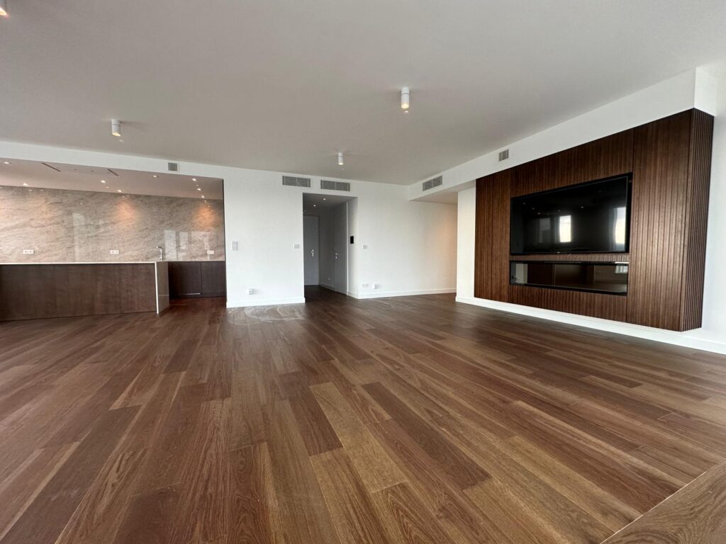 Remont luksusowego apartamentu w Krakowie – ponadczasowy styl i naturalne wykończenia – Sagan-Bud