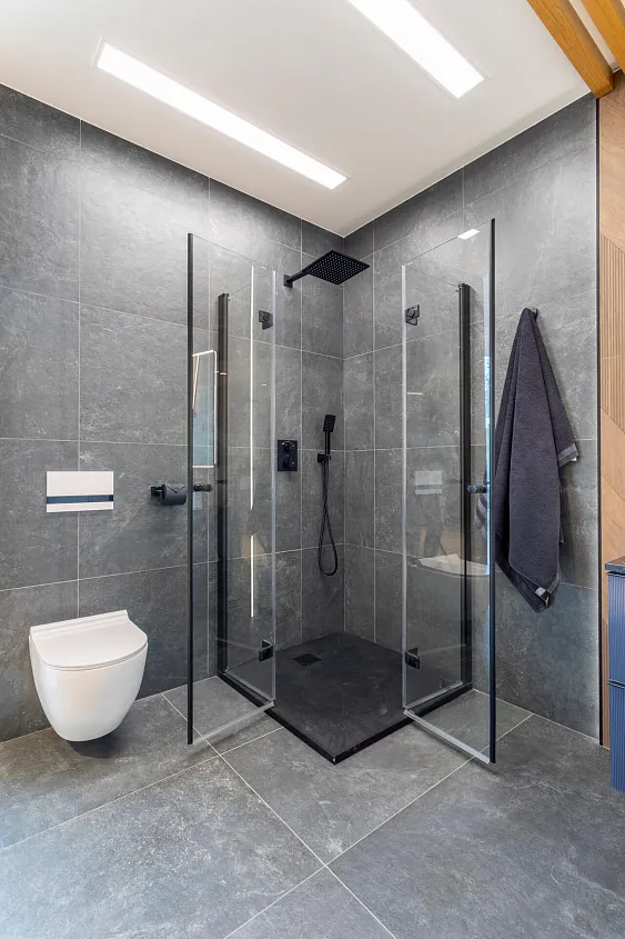 Łazienka w stylu skandynawskim w Krakowie – funkcjonalność i naturalne materiały – Sagan-Bud