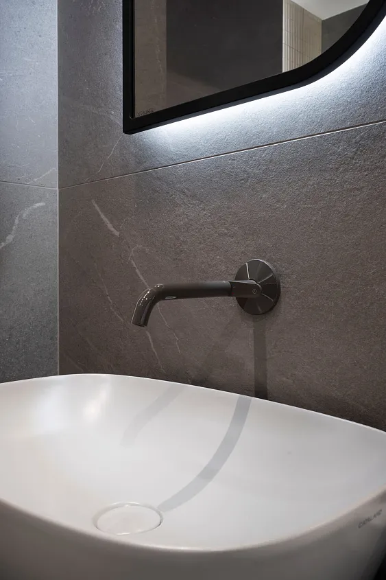 Nowoczesna łazienka w Krakowie – naturalna elegancja i duże formaty – Sagan-Bud