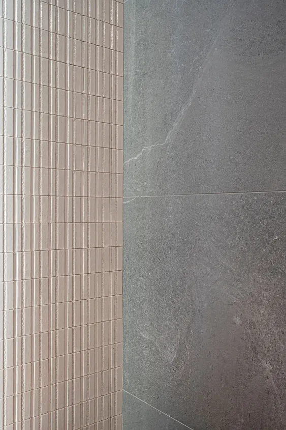 Remont łazienki pod klucz w Krakowie – duże płytki i nowoczesna elegancja – Sagan-Bud